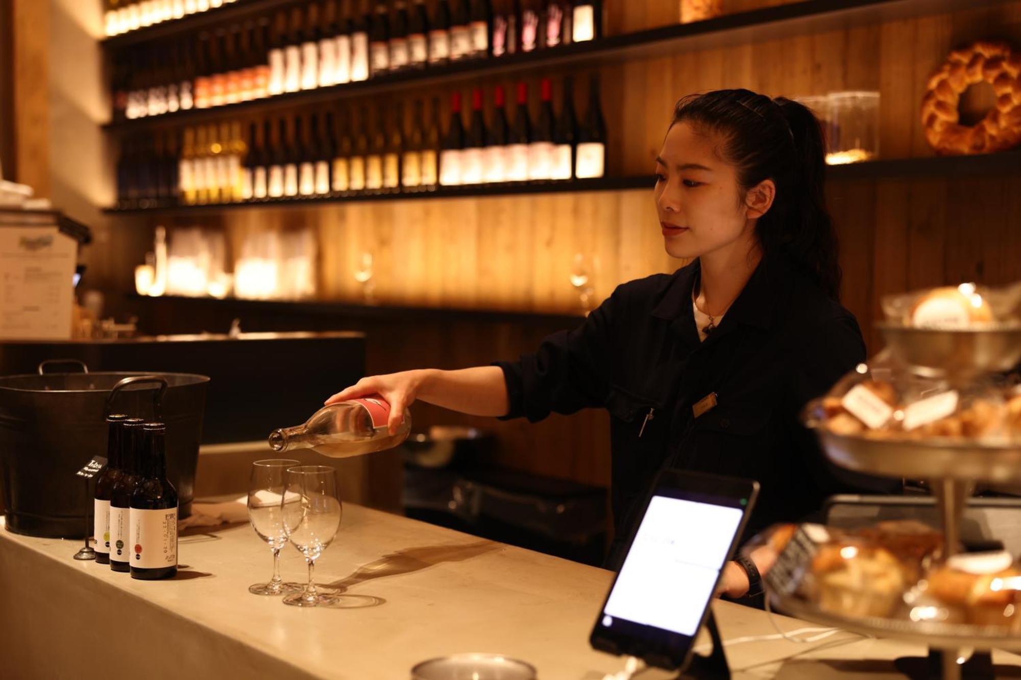 Nohga Hotel Kiyomizu Kioto Exterior foto A waitress at work